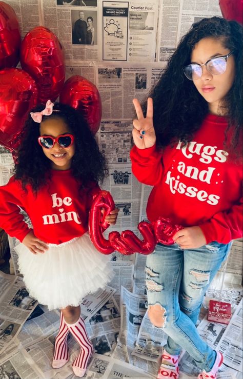 Mother Daughter Valentines Day Pictures, Mom And Daughter Valentines Photos, Valentines Photoshoot Ideas Kids, Valentine Family Photo Ideas, Valentines Family Pictures, Family Valentines Day Photoshoot, Valentines Pics, Vday Photos, Vday Shoot