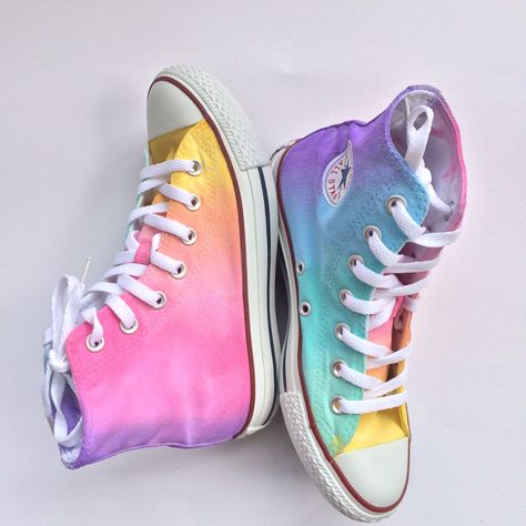 Light and Shabby Chic: Pastel Coloured Crafts and DIY Decor Tie Dye Converse, Rainbow Converse, Rave Ideas, Converse Design, Galaxy Shoes, Converse Outfits, Converse Custom, Festival Ideas, High Top Converse