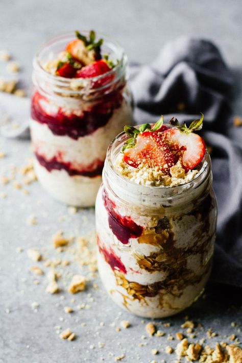 Easy Strawberry Cheesecake Overnight Oats! Vegetarian, Gluten Free, and so easy to make! Strawberry Cheesecake Overnight Oats, Burrito Vegan, Cheesecake Overnight Oats, Easy Strawberry Cheesecake, Best Overnight Oats Recipe, Healthy Cheesecake, Breakfast Low Carb, Overnight Oat, Overnight Oatmeal