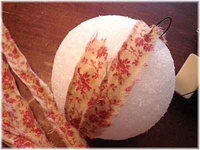 rag ball tutorial - good idea - cheap alternative to glass ornaments for crafting! Easy Ornaments To Make, Easy Ornaments, Ornaments To Make, Prim Christmas, Homespun Fabric, Navidad Diy, Ornament Tutorial, Country Crafts, Primitive Crafts