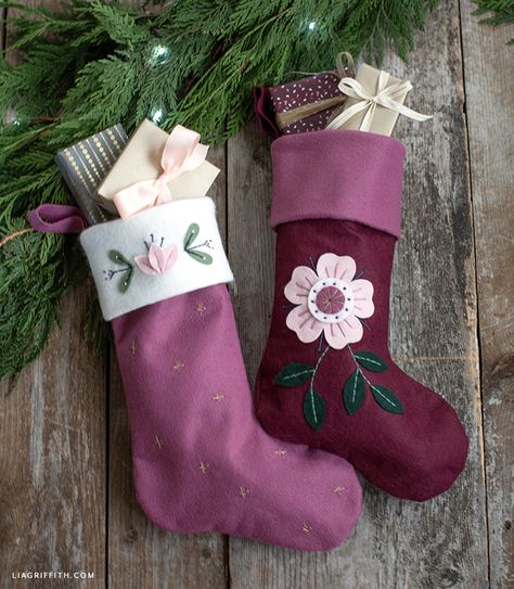 Stocking Decorating Ideas, Stocking Decorating, Sweater Christmas Stockings, Christmas Stocking Tutorial, Cute Christmas Stockings, Burlap Stockings, Decorated Stockings, Diy Stockings, Scandinavian Christmas Decorations