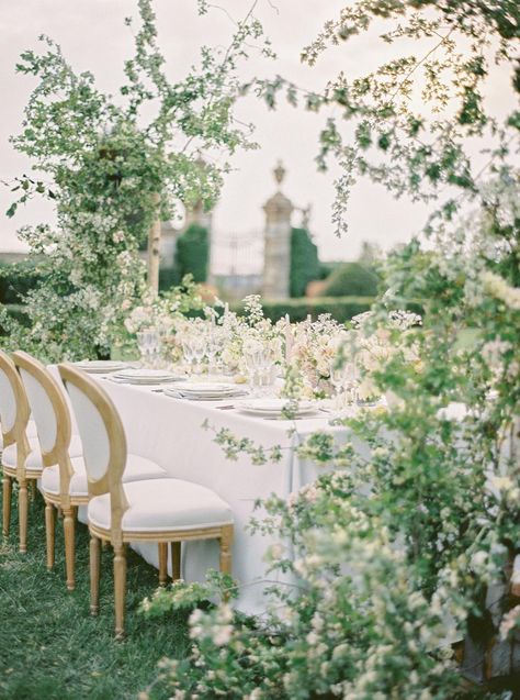 Read More: https://www.stylemepretty.com/2022/05/10/spring-in-full-bloom-at-villa-di-geggiano-in-siena/ Chateau Wedding Decor, Spring Wedding Reception, French Wedding Venues, French Chateau Wedding, Luxury Wedding Decor, Ethereal Aesthetic, Tuscan Wedding, Chateau Wedding, Villa Wedding