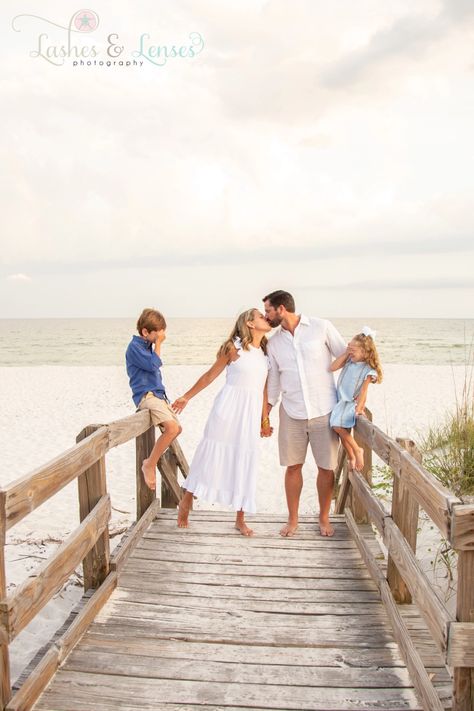 Sunset Beach Family Photos, Family Of 4 Beach Pictures, Maternity Shoot Beach, Orange Beach Vacation, Beach Photography Family, Family Photoshoot Poses, Heart Photography, Beach Family Photos, Beach Portraits