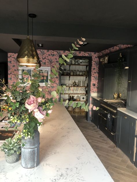 Pink and grey kitchen Dark Green And Pink Kitchen Ideas, Dark Grey And Pink Kitchen, Green And Pink Kitchens, Dark Blue And Pink Kitchen, Black White And Pink Kitchen, Pink Black Kitchen, Grey And Pink Kitchen Ideas, Pink Conservatory, Kitchen With Pink Accents