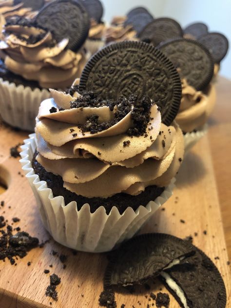 Oreo Cupcakes Decoration, Chocolate Oreo Cupcakes, Fresh Mint Tea, Decorated Cupcakes, Bento Cakes, Pretty Desserts, Aesthetic Foods, Chocolate Oreo, Candy Drinks