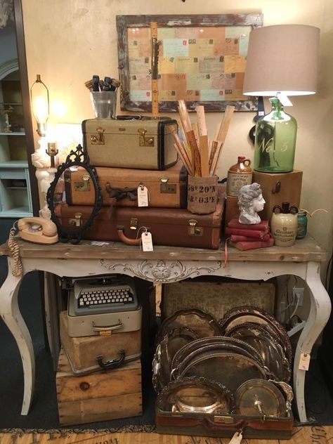 Travel Theme @ParisFleaMarket #VintageSuitcases Antique Booth Staging, Antique Booth Display Ideas, Antique Booth Design, Antique Display Ideas, Vintage Markets Display, Suitcase Display, Vintage Store Ideas, Antique Store Displays, Vintage Booth Display