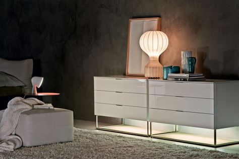 Molteni 909 Drawer units Rolf Benz Sofa, Classic Chest Of Drawers, Modern Bedroom Storage, Chest Of Drawers Design, Italian Furniture Brands, Modern Chests, Modern Chest Of Drawers, Three Drawer Chest, Showroom Design