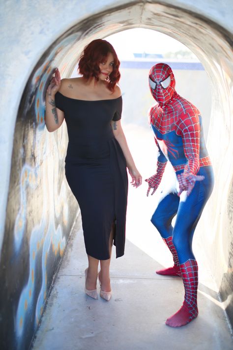 Mary Jane and Peter B Parker cosplay Family Costumes For Halloween, Mary Jane Costume, Miles Morales Costume, Spider Halloween Costume, Couples Costume Ideas, Peter B Parker, Spider Gwen Cosplay, Punk Costume, Spider Baby