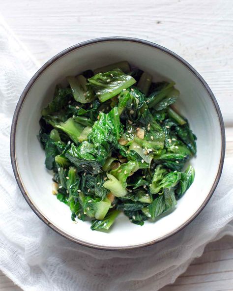 Stir fried lettuce. Not what you were expecting to do with that head of romaine languishing in the fridge? Perhaps you ought to think again. #lettuce #sides #romaine Fried Lettuce, Stir Fry Lettuce, Romaine Lettuce Recipe, Lettuce Recipe, Lettuce Recipes, Farmers Market Recipes, Chinese Vegetables, Fried Vegetables, Veggie Side Dishes