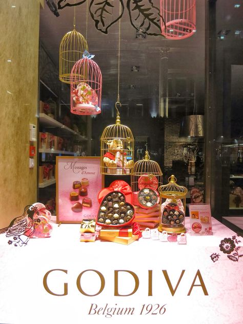 Godiva, London Sweet Shop Window Display, Candy Shop Window Display, Candy Window Display, Bakery Window Display, Chocolate Store Design, Valentines Window Display, Chocolate Boutique, Chocolate Stores, Decoration Vitrine