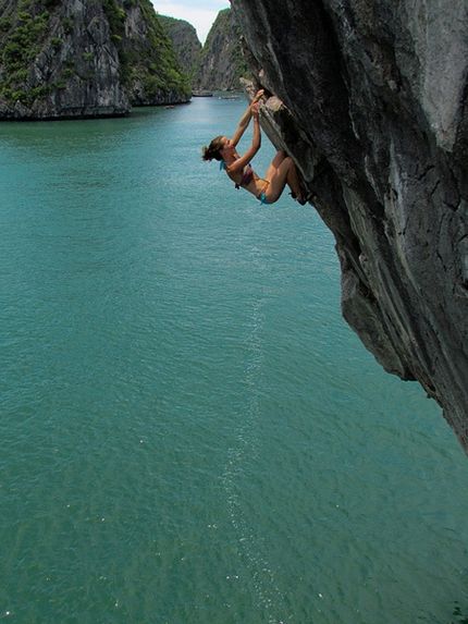 Rock Climbing Photography, Rock Climbing Women, Ha Long Bay Vietnam, Climbing Girl, Trad Climbing, Ha Long Bay, Rock Climbers, Ha Long, Ice Climbing