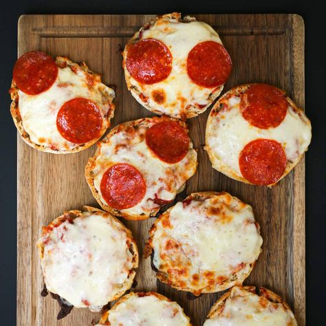 English Muffin Pizzas Recipe, English Muffin Pizza Oven, Pizza English Muffins, Pizza Recipes For Kids, Muffin Pizza Recipe, Pizza Muffins Recipe, Kids Pizza Recipes, Unhealthy Recipes, English Muffin Recipe