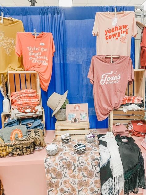 T-shirt Booth Display Ideas, Tee Shirt Booth Display, Shirt Market Display, How To Set Up A Shirt Booth, Vendor Tablecloth Ideas, Shirt Craft Fair Display, Merchandise Booth Display Ideas, Sales Booth Display Ideas, T Shirt Market Display