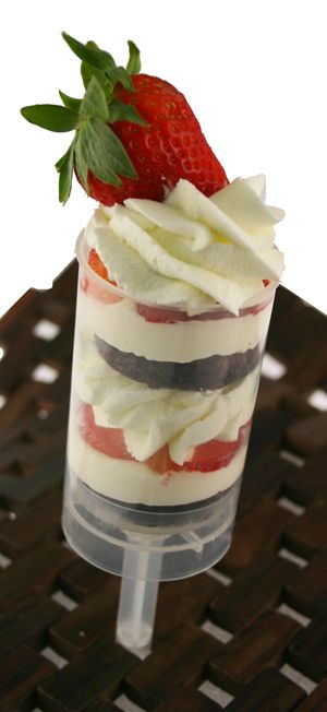 Strawberry Brownie Push Pop Portable Desserts, Push Pops Recipes, Push Pop Desserts, Strawberry Brownie, Bug Food, Portable Dessert, Willie Wonka, Strawberry Pop, Cake Push Pops