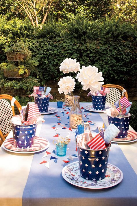 Patriotic Table Setting American Party, Happy Birthday America, Table Setting Decor, Patriotic Party, 4th Of July Celebration, 4th Of July Decorations, Summer Celebration, Patriotic Holidays, July Crafts