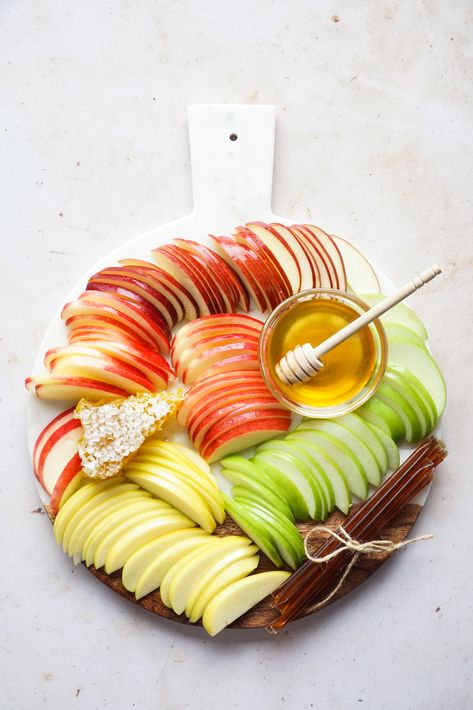 Rosh Hashana Dinner Table, Rosh Hashana Charcuterie Board, Apples And Honey Rosh Hashanah, Rosh Hashanah Tablescapes, Sukkot Recipes Food, Rosh Hashana Appetizers, Rosh Hashanah Decorations, Rosh Hashana Ideas, Rosh Hashanah Table Setting