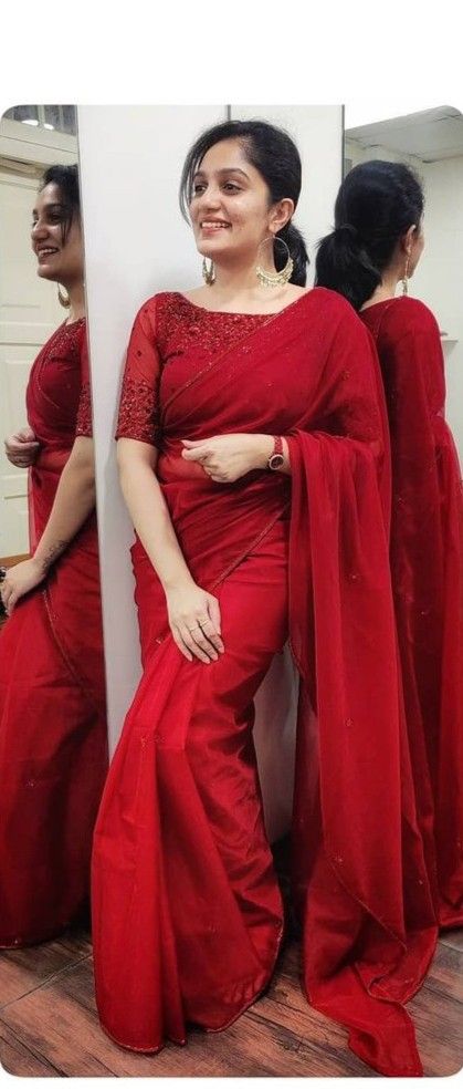 Long Blouse Saree, Red Blouse Design, Kerala Bride, Peach Saree, Latest Blouse Designs Pattern, Floral Print Sarees, Plain Saree, Trendy Blouse, Simple Sarees