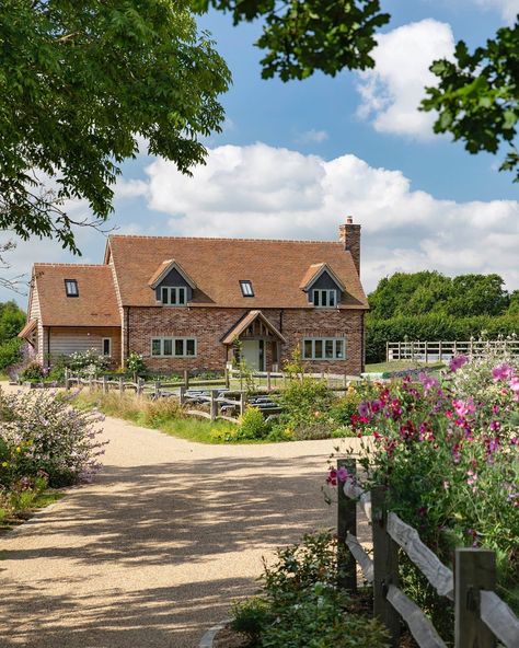 Cottages Uk, Cottage House Exterior, Big Cottages, Border Oak, Cottage Extension, Oak Frame House, Oak Framed Buildings, Cute Cottages, Countryside Cottage