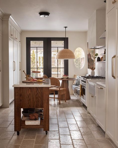 Warm and textural kitchen Ashley Montgomery Design, Ashley Montgomery, Marble Top Kitchen Island, Clean Kitchen Design, Island On Wheels, Marble Kitchen Island, Cottage Style Kitchen, Rolling Cart, White Marble Countertops