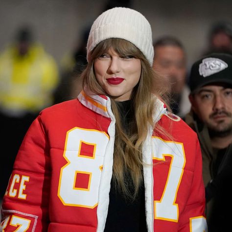 Taylor Swift Braves Bitter Cold to Support Travis Kelce and the Kansas City Chiefs Against the Miami Dolphins Eclectic Wardrobe, Chiefs Game, Estilo Taylor Swift, Marmaris, Travis Kelce, Baltimore Ravens, Taylor Alison Swift, Leather Jackets Women, Kansas City Chiefs