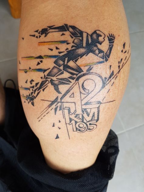 En mémoire de mes différents marathons Ironman Triathlon Motivation, Ironman Triathlon Tattoo, Marathon Tattoo, Triathlon Transition, Triathlon Tattoo, Bike Tattoo, Iron Man Tattoo, Running Tattoo, Sport Tattoos