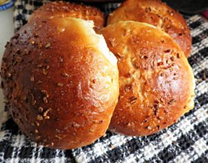 Soft onion sandwich rolls Onion Buns Recipe, Bulkie Rolls Recipes, Onion Buns Homemade, Onion Hamburger Buns, Onion Bun Burger, Onion Rolls Recipe, Onion Rolls Sandwich, Onion Bread Machine Recipe, German Brotchen