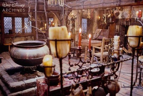 Hocus Pocus Scene, Sanderson Sister Aesthetic, Sanderson House Hocus Pocus, Hocus Pocus Sanderson House, Hocus Pocus Cottage, Sanderson Sisters House Hocus Pocus, Hocus Pocus House Decorations, Hocus Pocus Dollhouse, Hocus Pocus House Interior