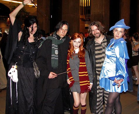 Ginny in Harry Potter Costume Group by starsprinkles, via Flickr Harry Potter Costume Ideas, Harry Potter Gryffindor Logo, Ron E Hermione, Comicon Cosplay, Inspired Costumes, Harry Potter Ginny, Group Cosplay, Harry Potter Quizzes, Motto Party