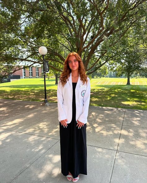 white coat ceremony 👩‍⚕️💊 White Coat Ceremony Photos, White Coat Outfit Medical, White Coat Ceremony Outfit, White Coat Outfit, Pt School, White Coat Ceremony, Coat Outfit, Career Planning, White Coat