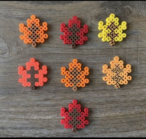 Tractor Perler Bead Patterns, Perler Bead Leaf, Pyssla Ideas, Easy Perler Bead Patterns, Perler Crafts, Melty Beads, Beaded Leaf, Bead Ideas, Perler Beads Designs