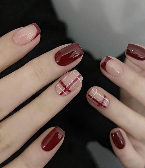 Simple Nail Designs Burgundy, Nail Art Small Nails, Short Nails Red Design, Simple Burgundy Nails, Elegant Nails Short, Red Nail Designs Short, Short Burgundy Nails, Burgundy French Tip Nails, Nails Simple Elegant