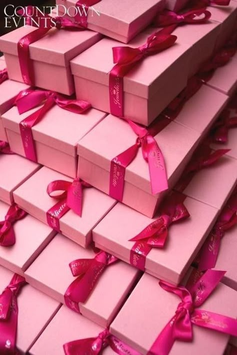 Pink Boxes, Movie Aesthetic, Glitter Rosa, Pink Gift Box, I Believe In Pink, Wallpaper Collage, Pink Box, Christmas Movie, Tickled Pink