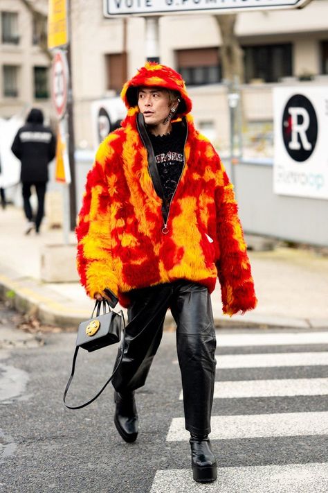 Maximalist mens street style, with bold colors and daring styles, was a prominent trend at Paris Fashion Week. The looks were a mix of vibrant colors and eccentric silhouettes, often with unexpected details. From bright statement jackets to unexpected layering of patterns and textures, the maximalist street style was both eye-catching and daring. Follow Karya Schanilec street style photographer for more street fashion style inspiration and the latest fashion trends. Mens Maximalist Fashion, Maximalist Mens Fashion, Maximalist Fashion Men, Eccentric Outfits Men, Maximalist Outfits Men, Monochromatic Outfit Street Style, Maximalist Streetwear, Creative Style Outfits, Funky Formal