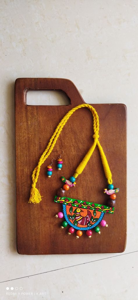 Fabric Painting Jewellery, Febric Jwellery Idea, Handmade Jwellary Idea, Navratri Diy, Mdf Jewelry, Diy Earrings Materials, Diy Jewelry Set, Terracotta Jewellery Designs, Diy Earrings Easy