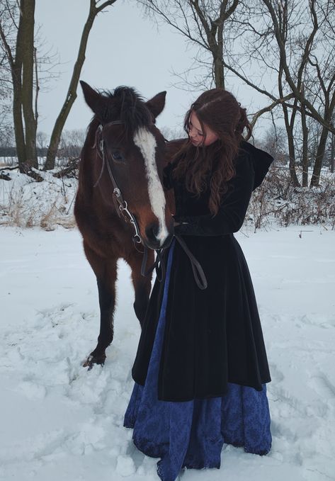 Winter Medieval Dress, Ravkan Fashion, Ethereal Winter Outfit, Medieval Clothing Aesthetic, Winter Fantasy Clothing, Fantasy Winter Clothes, Winter Princess Aesthetic, Castle Outfit, Medieval Aesthetic