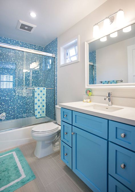 12 Tips for The Best Kids Bathroom Decor Aqua Bathroom Decor, Bathroom Ideas For Kids, Kids Bathroom Themes, Kid Friendly Bathroom, Drømme Bad, Bathroom Traditional, Kids Bathroom Design, Aqua Bathroom, Kid Bathroom Decor