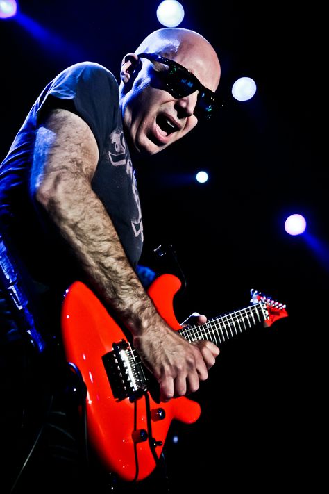 Joe Satriani...Surfin with the Alien! Joe Satriani, Best Guitar Players, Hard Rock Music, Rock Guitarist, Steve Vai, Best Guitarist, Summer Songs, Guitar Solo, Guitar Hero