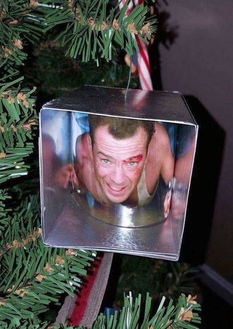 Die Hard Ornament, Die Hard Christmas, Great Christmas Movies, Geek Christmas, Jul Diy, Best Christmas Movies, Bruce Willis, Funniest Memes, Christmas Vacation