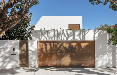 A Spectacular Unfolding House Overlooking Sydney Harbour Entrance Gates Design Architecture Unique, Floating House Numbers, Portugal House, Compound Wall, Concrete Home, Beginner Yoga, House Gate Design, Australian Architecture, Concrete House