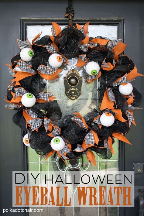 How to make a cute Halloween Eyeball wreath for your front door out of Geo Mesh and ribbon. A Geo Mesh Wreath tutorial for Halloween Diy Halloween Eyeballs, Halloween Craft Diy, Eyeball Wreath, Eyeball Halloween, Making Mesh Wreaths, Halloween Mesh Wreaths, Halloween Door Wreaths, Spooky Wreath, Holiday Wreaths Diy