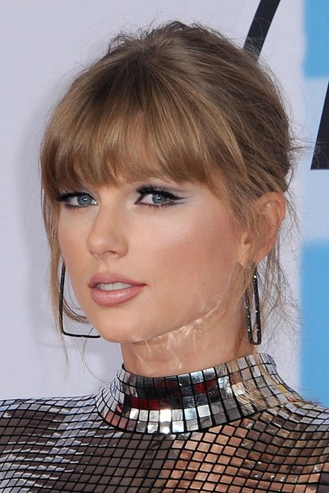 Taylor Swift's Hairstyles & Hair Colors | Steal Her Style Taylor Swift Hair Color, Curved Bangs, Easy Girls Hairstyles, Taylor Swift Makeup, Perfect Bangs, Hairstyles Design, Ash Blonde Highlights, Steal Her Style, Estilo Taylor Swift