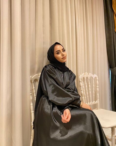 Black Hijab Outfit, Satin Abaya, Black Hijab, Winter Fashion Outfits Casual, Abaya Fashion, Hijab Outfit, Winter Fashion Outfits, Picture Poses, Casual Fits