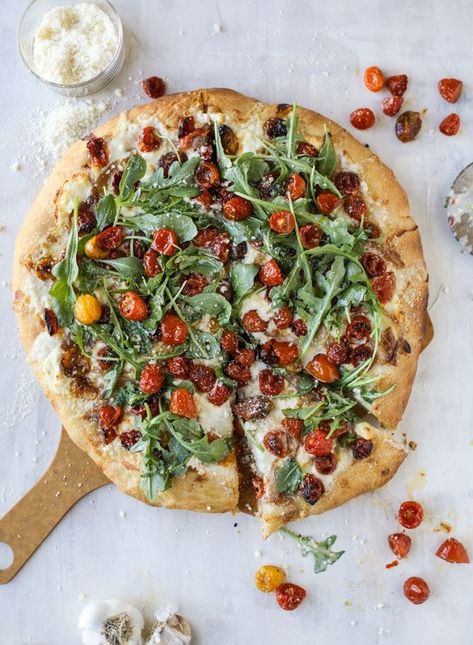 slow roasted cherry tomato pizza with garlic cream and arugula I howsweeteats.com #pizza #recipes Cherry Tomato Pizza, Pizza Blanca, Tomato Pizza Sauce, Arugula Pizza, White Pizza Recipes, Tomato Pizza, Healthy Food Alternatives, Pizza Roll, Pizza Bianca