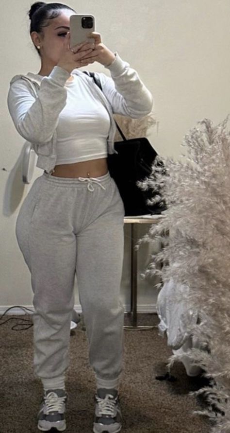 Cute Sweatpants Outfit For School, Women Aesthetic Outfits, Big Pants Small Shirt, Thick Body Outfits, Mode Zara, Cute Lazy Outfits, Outfits Chic, Lazy Outfits