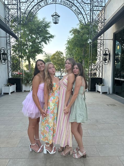 #birthday #dinner #friends Birthday Dinner With Friends Outfit, Birthday Pictures With Friends, Birthday Picture Ideas With Friends, Birthday Dinner Pictures, Dinner With Friends Outfit, Brunch Friends, Dinner Friends, Party Inspo, 17th Birthday