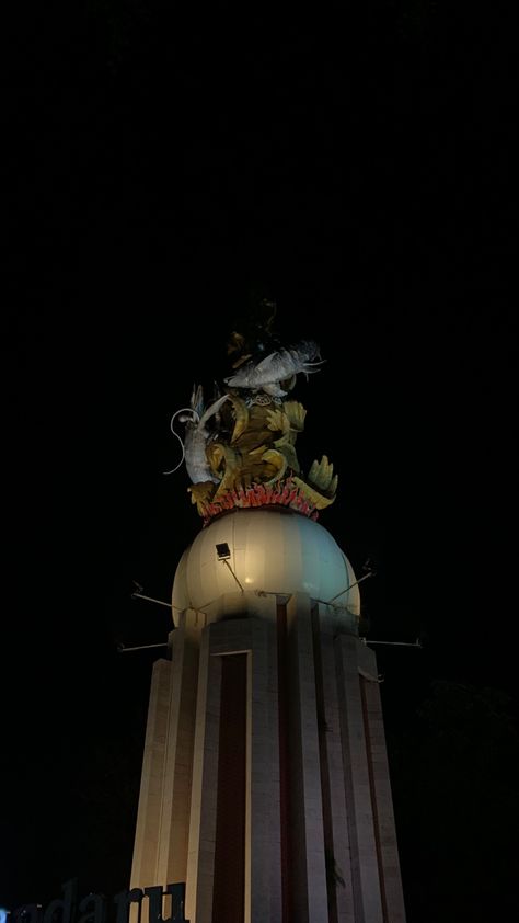 malam hari tepatnya pukul 23.00, kami berempat mencoba menyusuri sisa-sasa jajanan di pasar raya, malam yang cukup menarik hangat dan berkesan bagi keluarga kecil kami Monument