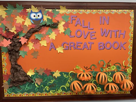 Autumn Display Boards, School Library Bulletin Boards, School Library Decor, Thanksgiving Bulletin Boards, Art Bulletin Boards, Kindergarten Decorations, Storytime Crafts, Classroom Images, Fall Bulletin Boards