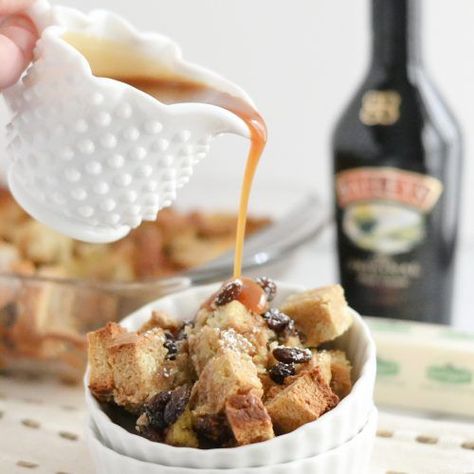 Irish Soda Bread Pudding with Bailey's Caramel Cream Sauce Pioneer Recipes, Traditional Irish Soda Bread, Spoon Fork Bacon, Irish Butter, Favorite Breakfast Recipes, Caramel Cream, Caramel Creams, Irish Soda, Irish Soda Bread