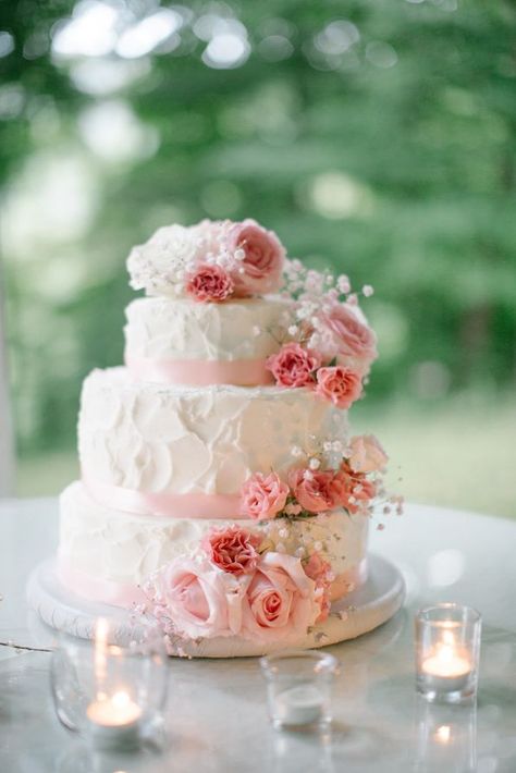 Carnation Cake Decoration, Carnation Cake, Carnation Wedding, Wedding Cake Images, Rustic Mountain Wedding, Wedding Cake Fresh Flowers, Feuille Eucalyptus, Pink Wedding Cake, Buttercream Wedding Cake