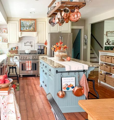 Kitchen With Farmhouse Sink, Vintage Farmhouse Bathroom, Painted Island, Bathroom Vintage, Fall Kitchen Decor, Vintage Farmhouse Style, Vintage Farmhouse Decor, Vintage Farmhouse Kitchen, Farmhouse Sink Kitchen